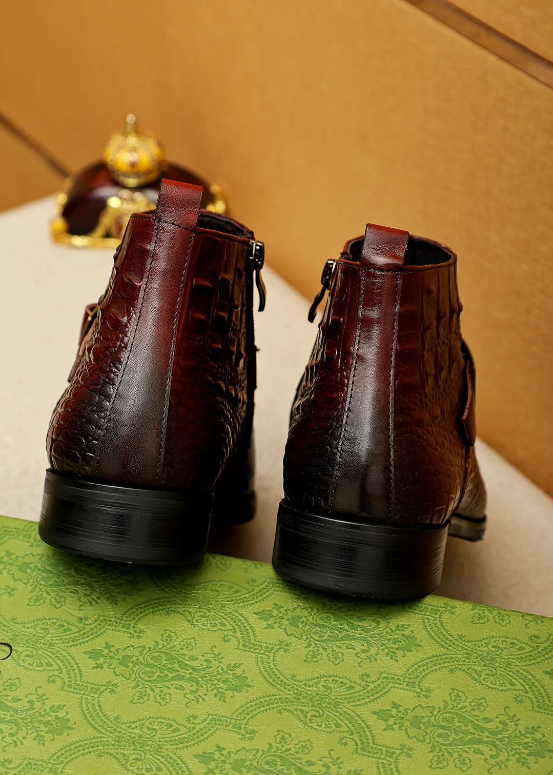 Men's shoes 💰600 💐 Product trademark: GUCCI "Gucci" high-top leather shoes Regular size: 38-44 (37.45.46🉑️Customized) Product materials: Selected imported first-layer calfskin embossed upper + luxury hardware buckle, imported sheep 🐑 leather lining. Strong three-dimensional visual effect, original outsole color: 2 colors available